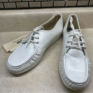 New In Box  SAS Women’s US10.5M  White Made in USA Genuine Leather Lace Up Shoes